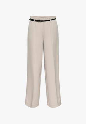 Pantalon beige à jambes larges avec une texture lisse, doté d'une ceinture noire, de deux poches avant et de plis pressés pour plus de détail.