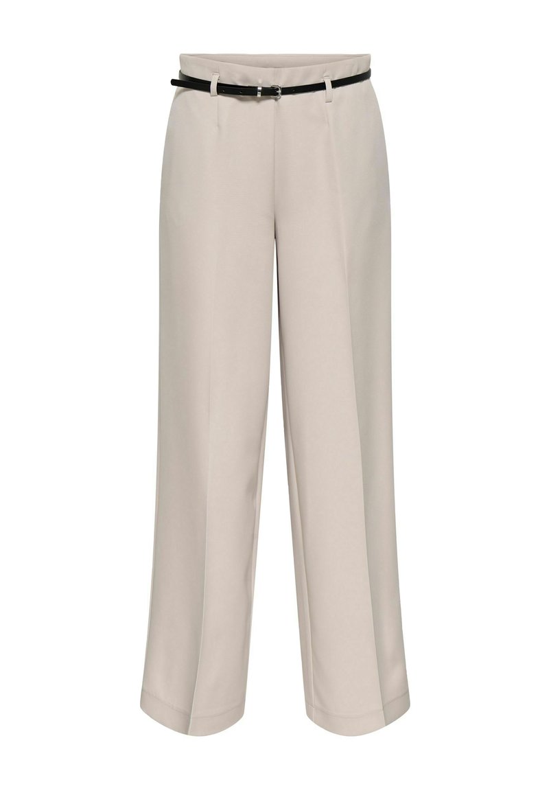 Pantalon beige à jambes larges avec une texture lisse, doté d'une ceinture noire, de deux poches avant et de plis pressés pour plus de détail.