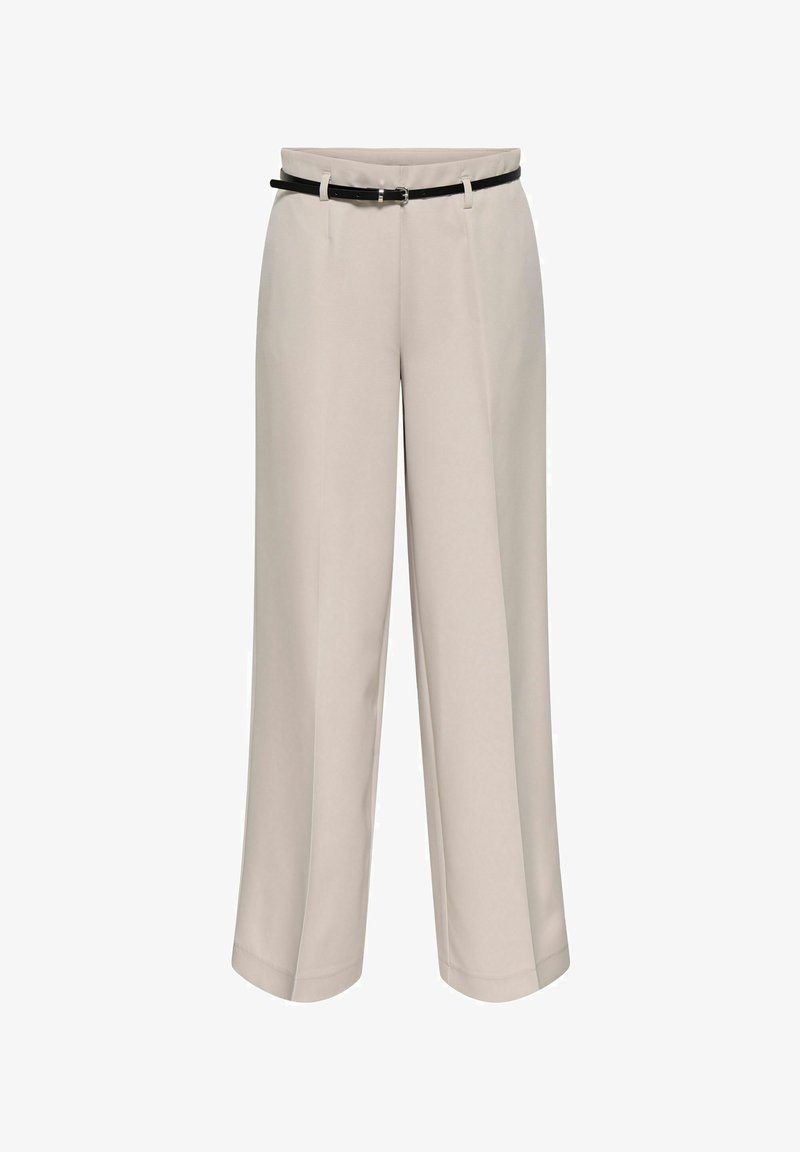 Pantalon beige à jambes larges avec une texture lisse, doté d'une ceinture noire, de deux poches avant et de plis pressés pour plus de détail.