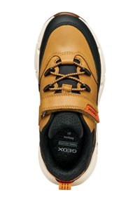 Sneaker in pelle marrone e tessuto nero con suola bianca, dotato di lacci, cinturino in Velcro e etichetta arancione. Taglia 31.