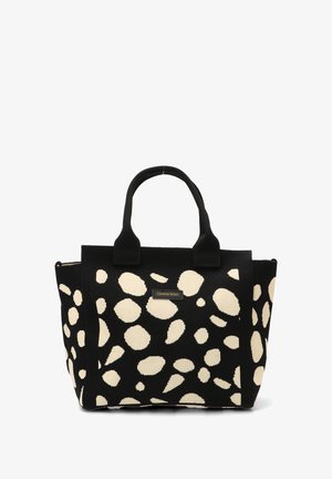 Bolsa de tote con un diseño negro y crema, hecha de un material de punto texturizado, que presenta una forma estructurada y dos asas resistentes.