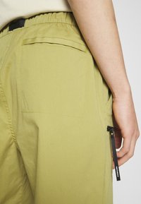 New Balance LONG HAUL PANT - Pantalones cargo - camel