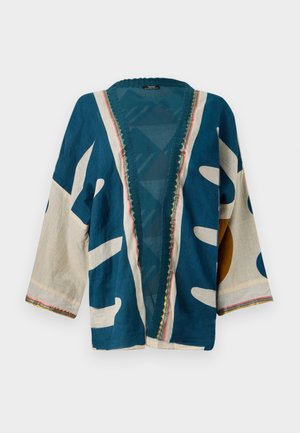 Modrý a krémový kimono kabát s voľným strihom, širokými rukávmi a zložitým lemovaním okolo výstrihu a spodného okraja. Prítomné dekoratívne motívy.