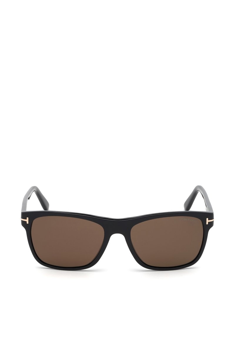 Gafas de sol de plástico negro con lentes marrones. Montura cuadrada, detalles en plata en las patillas y un acabado mate suave.