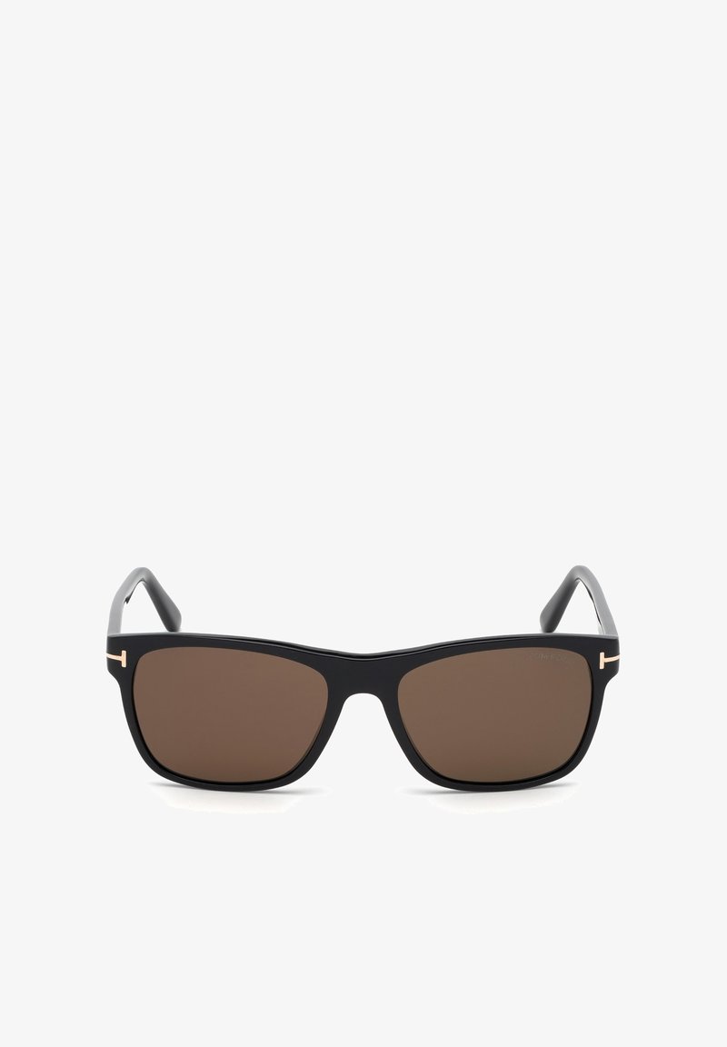 Černé plastové sluneční brýle s hnědými skly. Čtvercové obruby, stříbrné detaily na stranicích a hladký matný povrch.
