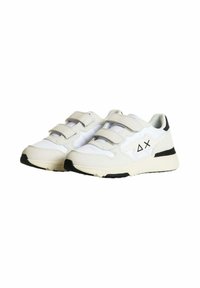 Sneaker bianche e beige con cinturini in velcro, tessuto testurizzato e pelle, e un accento nero sul tallone. Presentano un logo stilizzato.