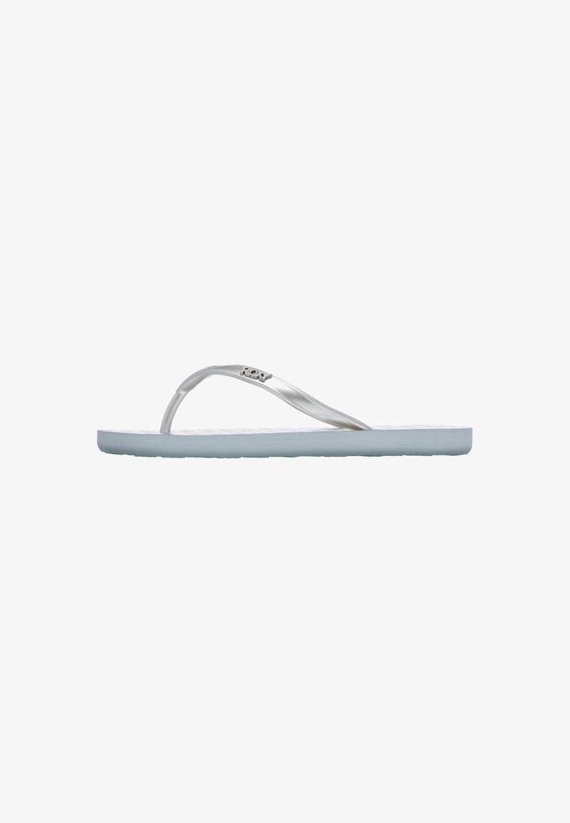 Lyseblå flip-flop med en tekstureret sål og sølvfarvede, tynde remme. Har et logo på en af remmene. Fremstillet af syntetiske materialer.