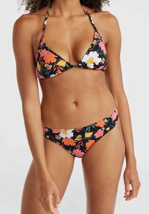 Květinové bikini s černým pozadím, živými oranžovými, růžovými a bílými květy, trojúhelníkovým topem a jednoduchými nízko střiženými nohavičkami.