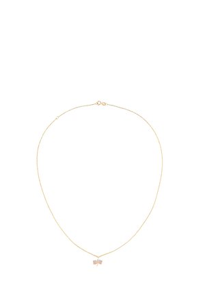 Collana in metallo dorato con ciondolo a forma di farfalla, decorata con accenti rosa, ali finemente dettagliate e chiusura a moschettone.