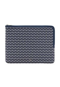 Mornarsko plava rukava s patentnim zatvaračem od uzorčane tkanine s ponovljenim slovima "M" u svijetlim tonovima; zlatni logotip na dnu.