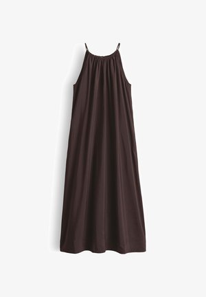 Lange donkerbruine mouwloze maxi-jurk met geplooide halslijn en dunne schouderbandjes, weergegeven op een witte achtergrond.