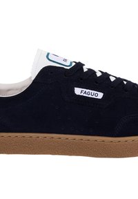 Marineblauer Wildleder-Sneaker mit durchbrochenem Design, weißem Tongue-Label, schwarzen Schnürsenkeln und einer tanfarbenen Gummisohle. Mit Branding an der Seite.