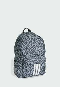 Mochila con estampado de leopardo en azul oscuro con detalles en gris claro. Cuenta con una asa superior reforzada y tres franjas blancas en el bolsillo frontal.