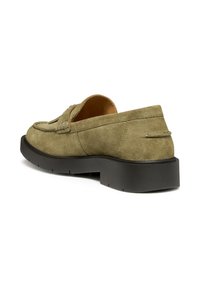 Mocassini in suede di colore verde oliva con retro alto, suola nera spessa e un accento di frange decorative sulla parte anteriore. Fodera interna liscia.