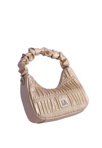 Bolso beige con un diseño fruncido, hecho de cuero sintético suave. Cuenta con un asa arrugada y una placa con el logo en la parte frontal.