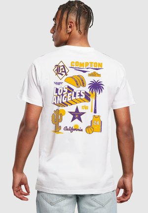 Hvid bomulds t-shirt med farverige grafikker, herunder palmer, kaktusser og sportsikoner, med teksten "Compton" og "Los Angeles" i lilla og gul.