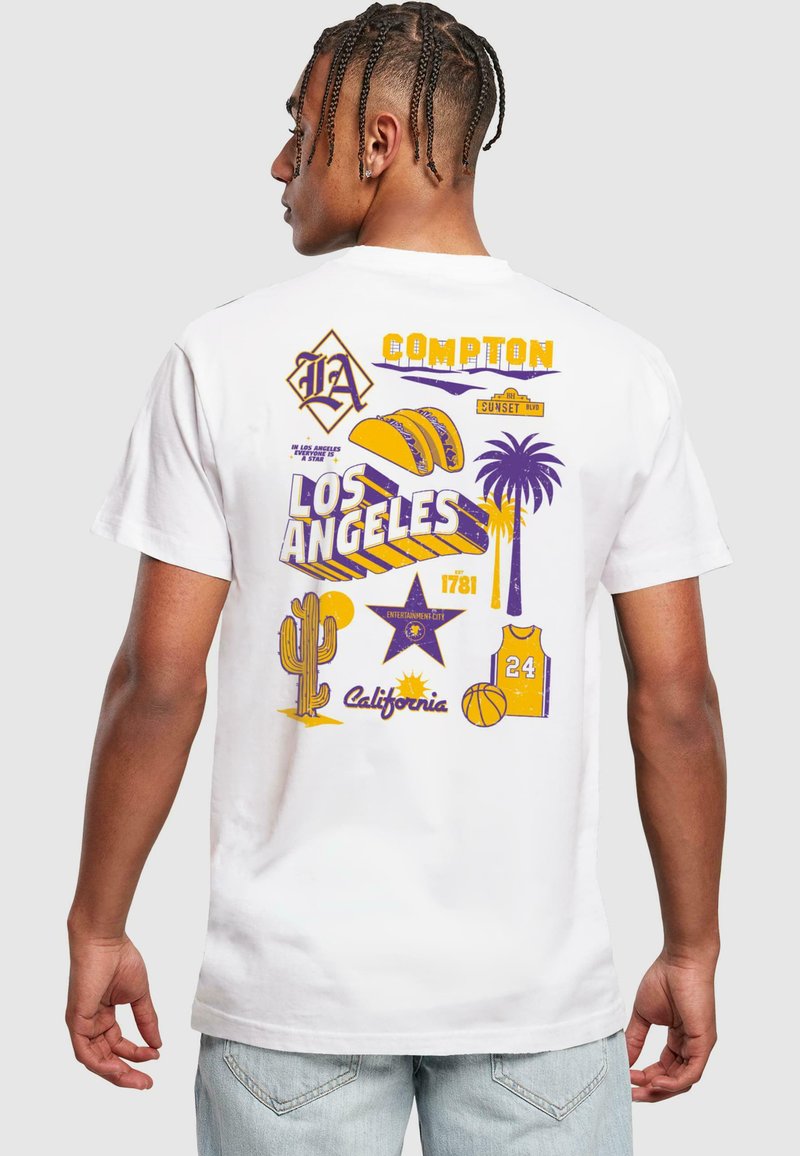 Biela bavlnená tričko s farebnou grafikou vrátane paliem, kaktusov a športových ikon, s textom "Compton" a "Los Angeles" v purpurovej a žltej farbe.