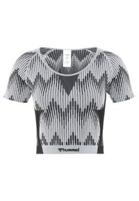 Top corto de manga corta en gris con patrón abstracto negro. Presenta un escote redondo y tela suave y ligera. Logo de Hummel en el dobladillo.