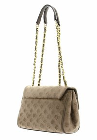 Bolso de hombro beige con patrón en relieve, textura suave y correa de cadena dorada, que cuenta con un cierre de solapa y esquinas redondeadas.