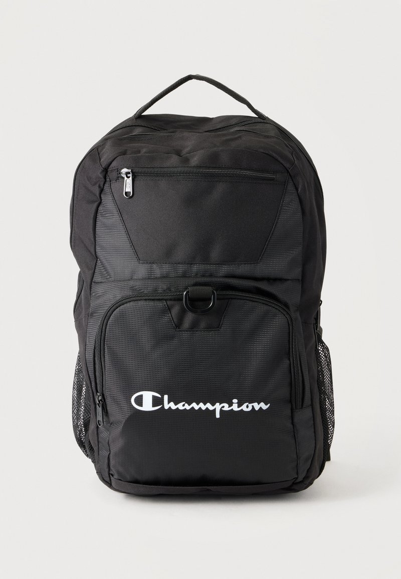 Sac à dos noir Champion avec plusieurs compartiments zippés et poches latérales en mesh, présenté de face sur un fond uni.