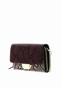 Petite pochette rectangulaire avec motif de peau de serpent bordeaux et gris, fermeture éclair dorée, bandoulière chaîne, et fermoir logo Valentino doré sur le rabat avant.