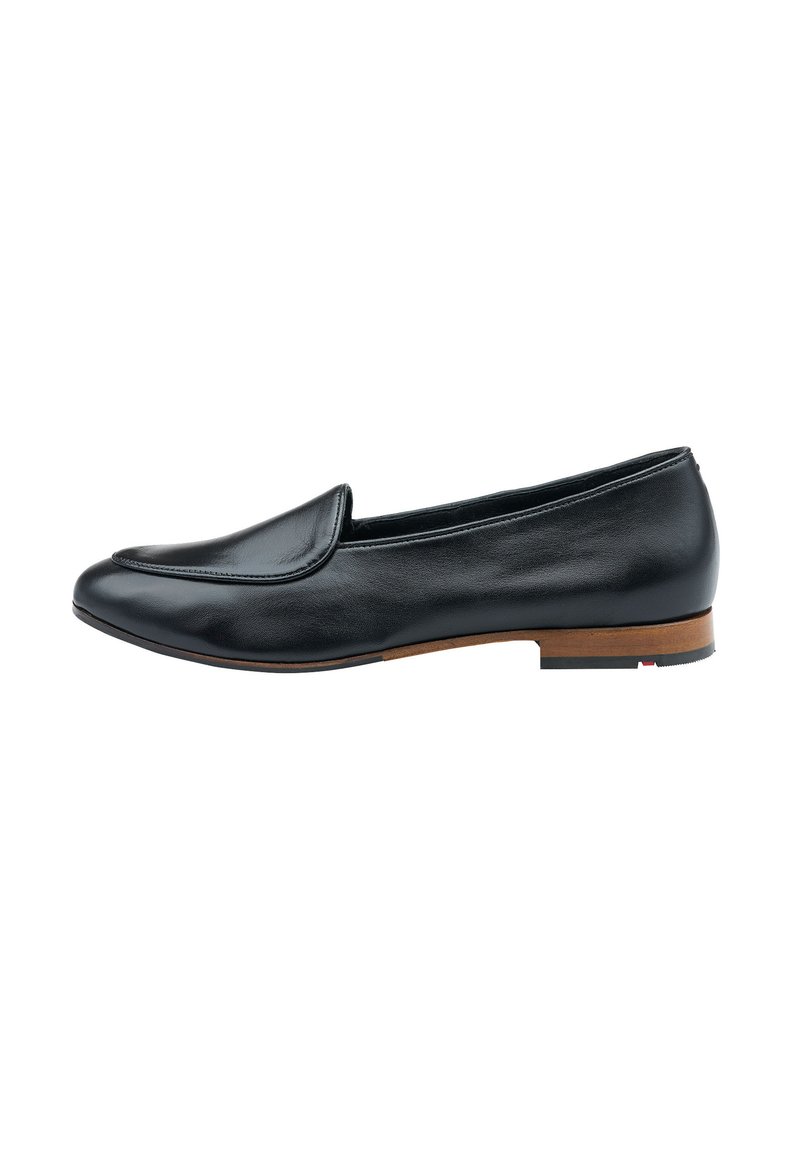 Sorte læder slip-on sko med rund tå, minimal syning og en lille træhæl. Glat overflade med subtil glans.