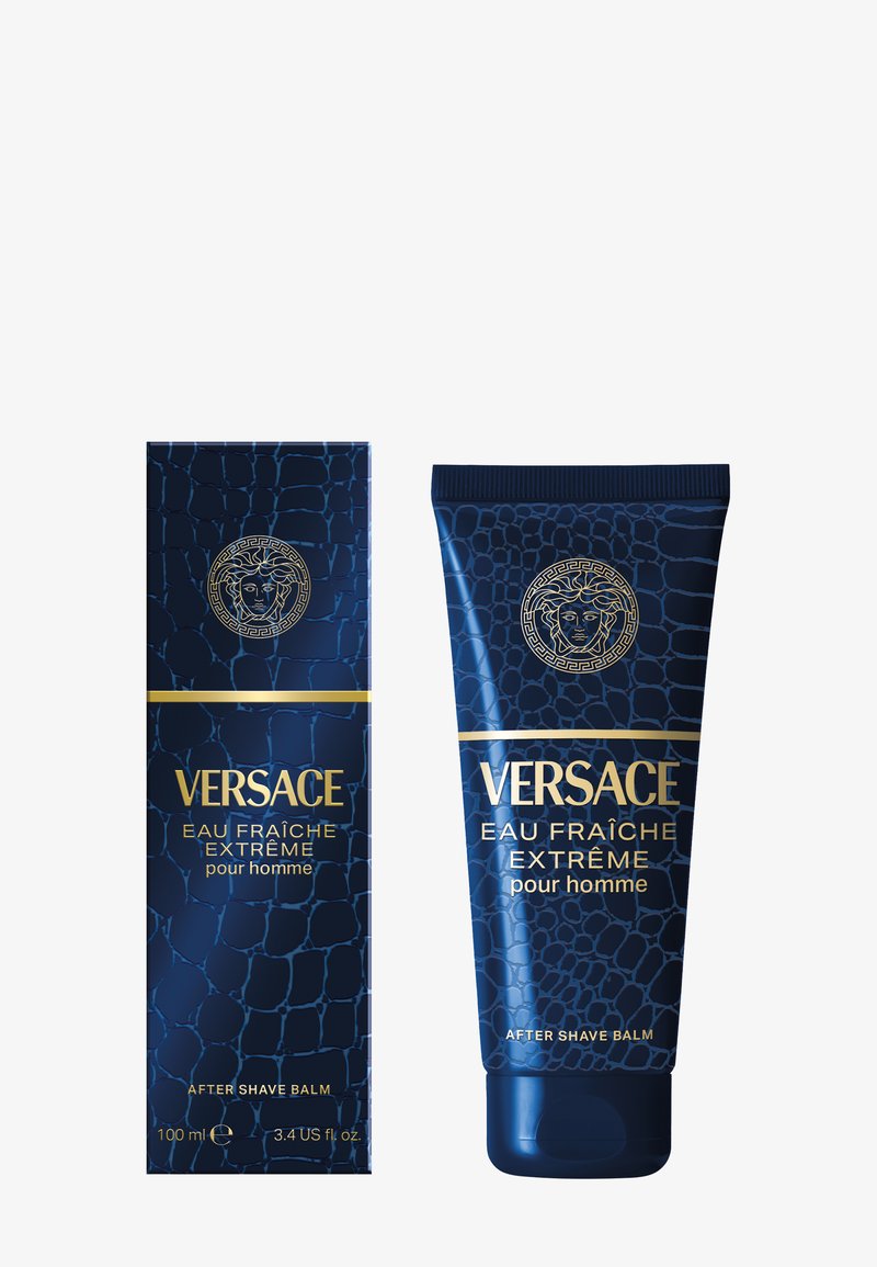 Versace Eau Fraîche Extrême Aftershave-Balsam in einer dunkelblauen Tube und Verpackung mit goldenen Akzenten, versehen mit einem strukturierten Muster und Logo. 100 ml.