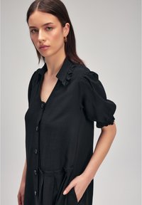 adL FRONT BUTTONED FRILLED  - Skjortekjole - black