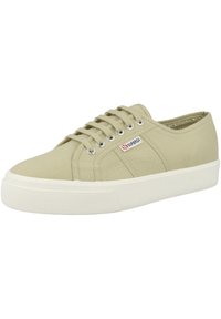Baskets basses en toile beige avec semelle en caoutchouc blanche, lacets sur le devant et petit logo Superga sur le côté.