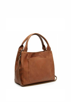 Braune Lederhandtasche mit zwei oberen Griffen, Fronttasche und abnehmbarem Schultergurt, stehend vor weißem Hintergrund.