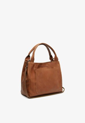 Braune Lederhandtasche mit zwei oberen Griffen, Fronttasche und abnehmbarem Schultergurt, stehend vor weißem Hintergrund.