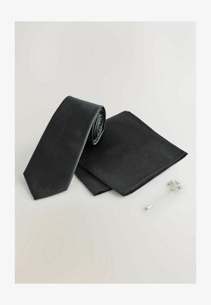 Sorte silkebind, foldet, med matchende lommetørklæde. Har en skinnende overflade og spidse ender. Inkluderer en sølvfarvet blomstret reversnål.