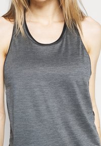 Graues sportliches Tanktop mit runder Ausschnittform, strukturiertem Stoff und schwarzem Saum an den Kanten. Ärmelloses Design für Atmungsaktivität.