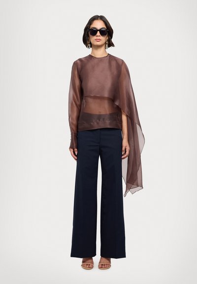 Materiel FLARE SLEEVE BLOUSE - Débardeur - umber