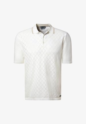 Polo blanc à manches courtes avec un motif matelassé en forme de diamants subtils et patte à deux boutons, arborant une petite étiquette logo près de l'ourlet.