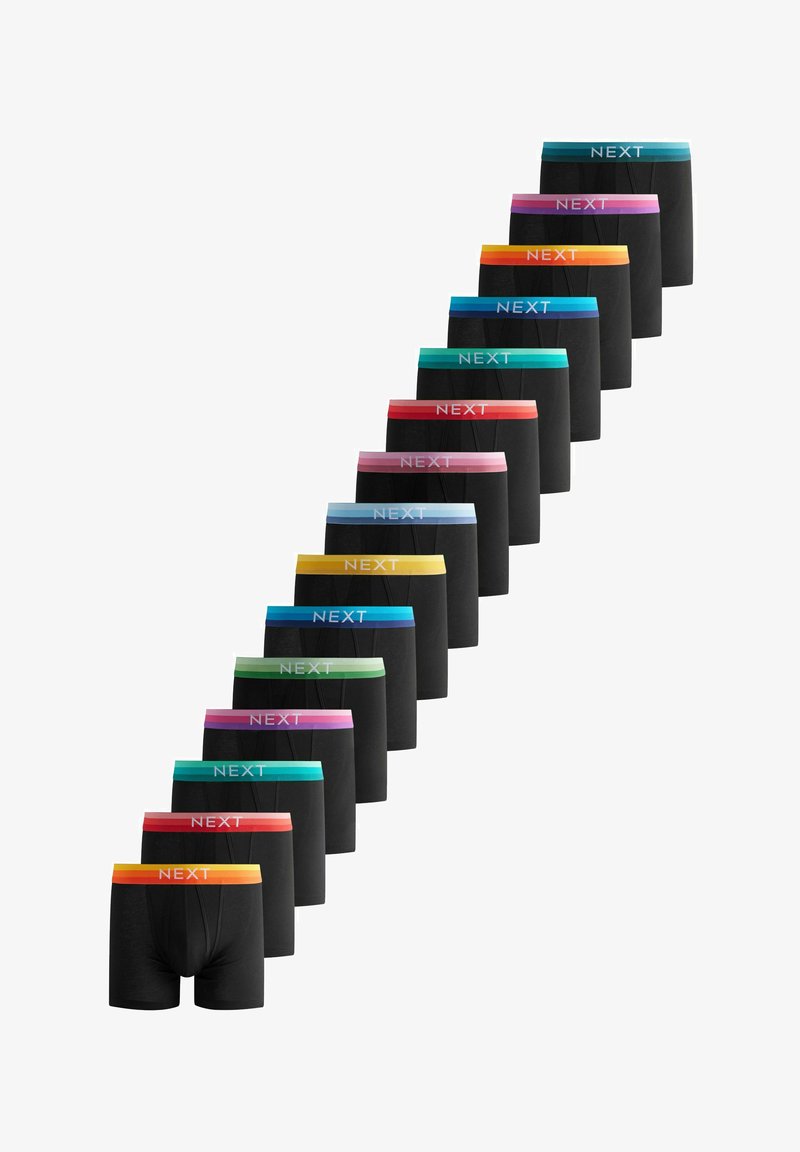 Mustad mustad mustravad mustravad, millel on erinevad värvilised elastsed vööd, millel on kiri "NEXT". Vööde värvitoonid hõlmavad sinist, roosat, oranži, kollast ja rohelist.