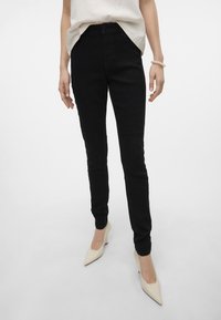 Vero Moda Vaqueros pitillo - black
