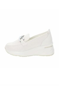 Scarpa bianca senza lacci con tomaia in pelle perforata, punta arrotondata e dettaglio in catena argentata. Presenta una suola a cuneo imbottita per il supporto.
