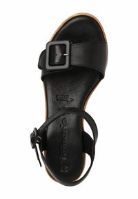 Černá kožená sandál s širokým horním páskem a nastavitelným kotníkovým páskem, který má čtvercovou sponu a polstrovanou vložku.