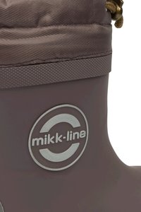 Hnědá gumová bota s texturovaným povrchem, se šedým kruhovým logem "mikk-line" a stahovací šňůrkou nahoře pro nastavení.