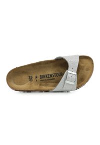 Söljig glittasandaler i silver med spänne, mörkbrun konturerad sula och texturerad yttersula. Storlek 35, märkt Birkenstock, tillverkad i Tyskland.