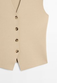 Beige ärmellose Strickweste mit vier braunen Knöpfen vorne und V-Ausschnitt.