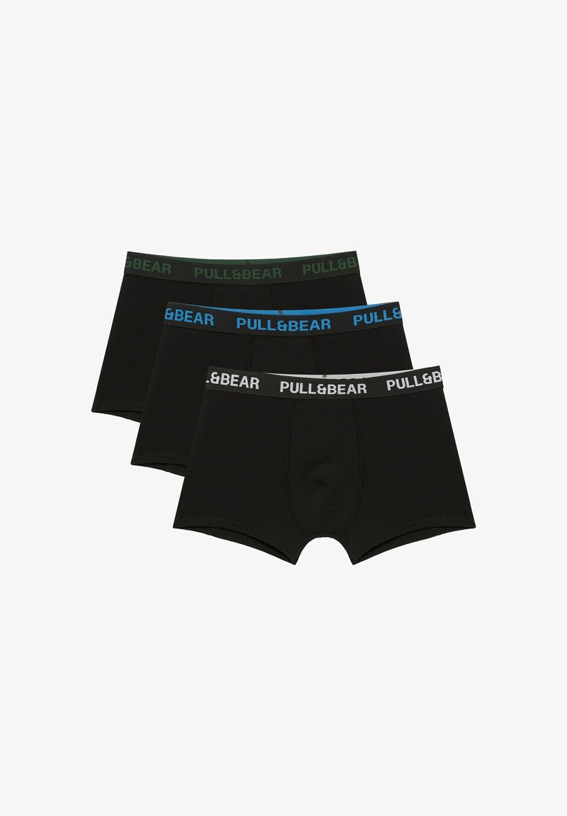Trois paires de boxers noirs pour hommes avec des tailles élastiques de marque aux logos Pull&Bear verts, bleus et blancs.