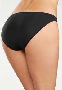 Bikini intimo senza cuciture di colore nero, con un design a vita bassa, texture liscia e cuciture minime ai bordi.