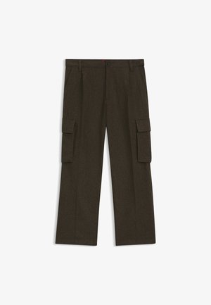 Ruske khaki hlače iz teksturiranega blaga, ki imajo naravnost kroj, dva stranska žepa in dva žepa s poklopcem na stegnih.