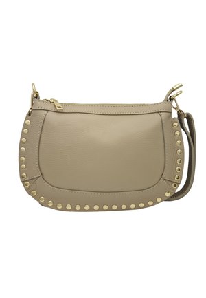 Sac portable beige en cuir avec des clous dorés le long des bords, une fermeture éclair sur le dessus et une bandoulière amovible sur fond blanc.
