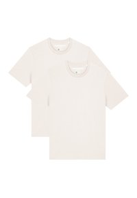 Zwei schlichte beige T-Shirts, mit kurzen Ärmeln, Rundhals, aus Baumwollmischung. Flacher Stoff mit minimaler Markenkennzeichnung am Kragen.