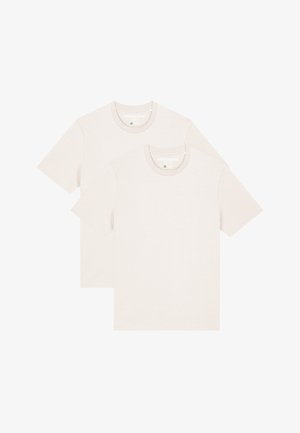 Deux t-shirts beiges unis, à manches courtes, col rond, en tissu en mélange de coton. Texture lisse avec un minimum de marquage au niveau du col.