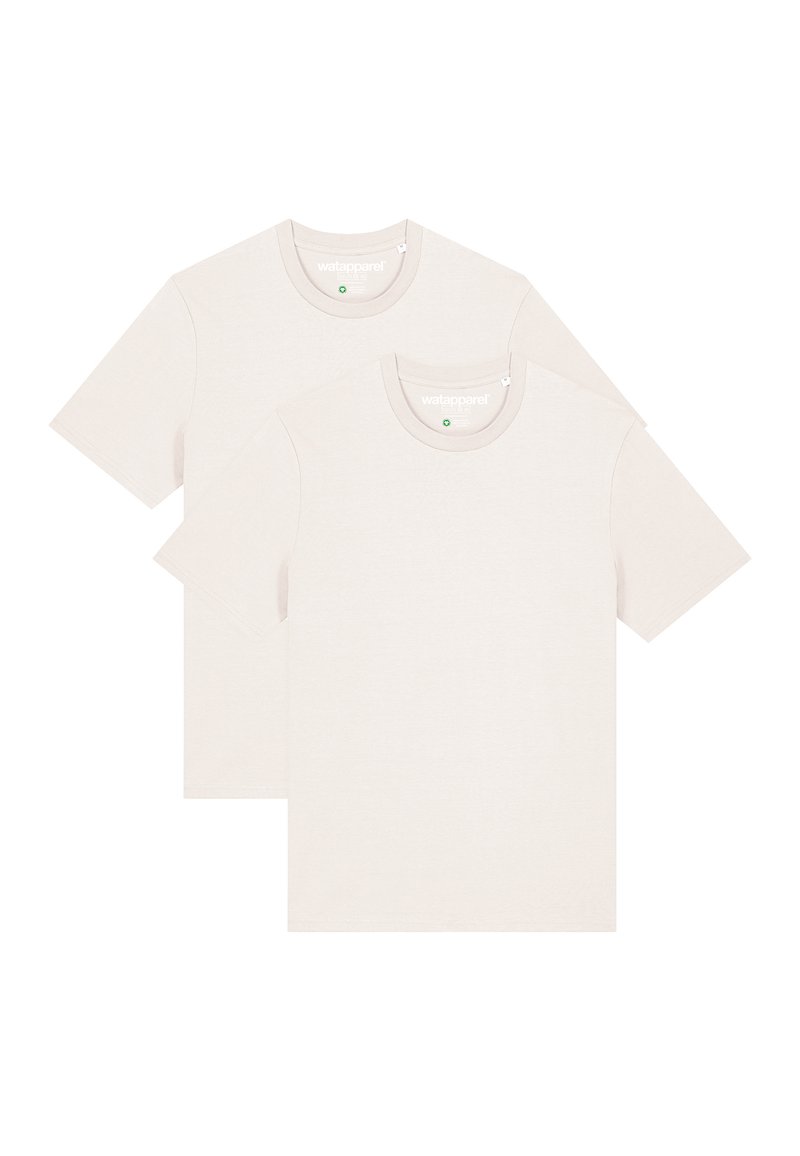 Zwei schlichte beige T-Shirts, mit kurzen Ärmeln, Rundhals, aus Baumwollmischung. Flacher Stoff mit minimaler Markenkennzeichnung am Kragen.
