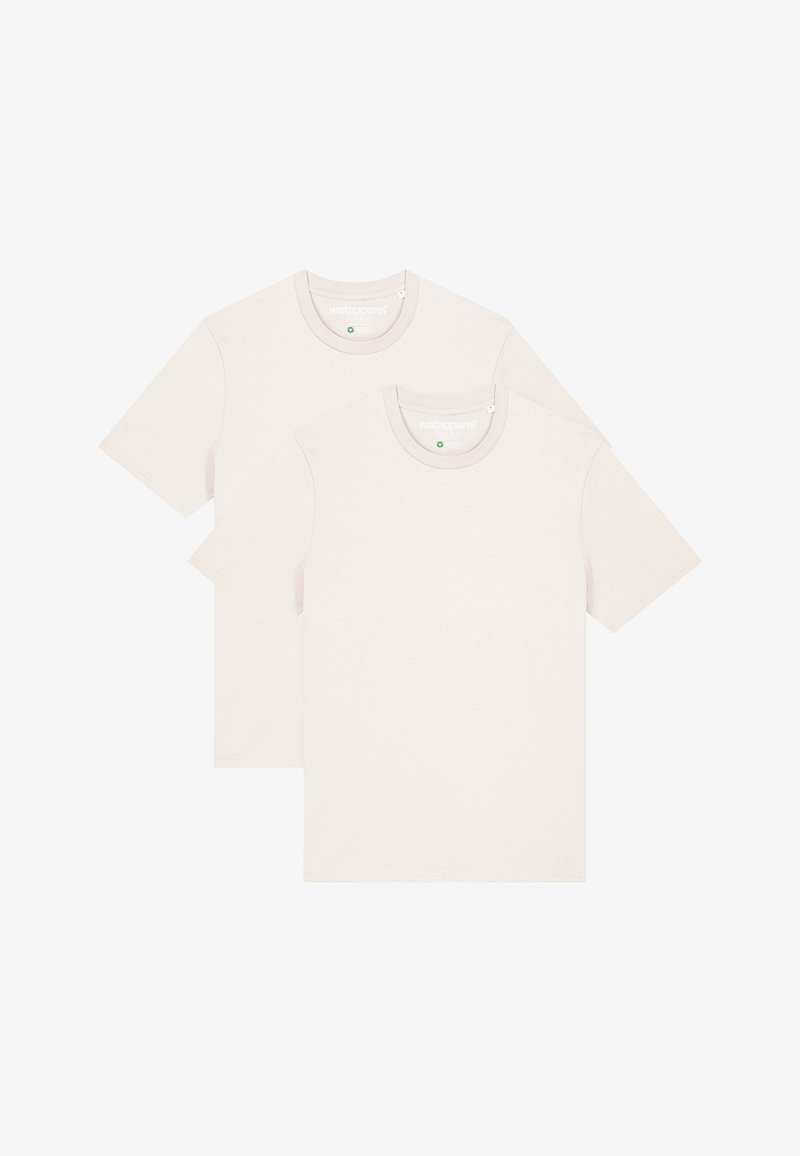 Deux t-shirts beiges unis, à manches courtes, col rond, en tissu en mélange de coton. Texture lisse avec un minimum de marquage au niveau du col.